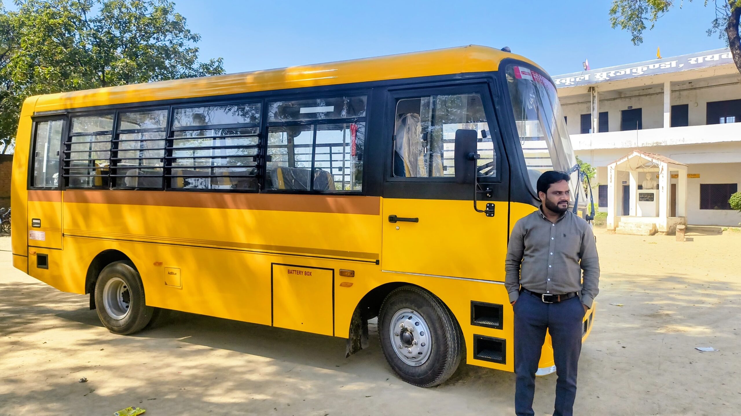 School bus operated by Karpoori Thakur Intermediate College, Surajkunda, Raebareli