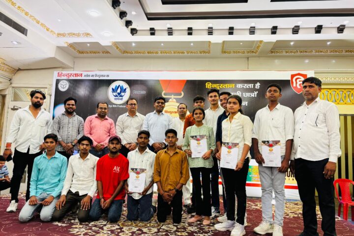Students and staff from Karpoori Thakur Inter College holding their certificates at the Hindustan Olympiad award ceremony